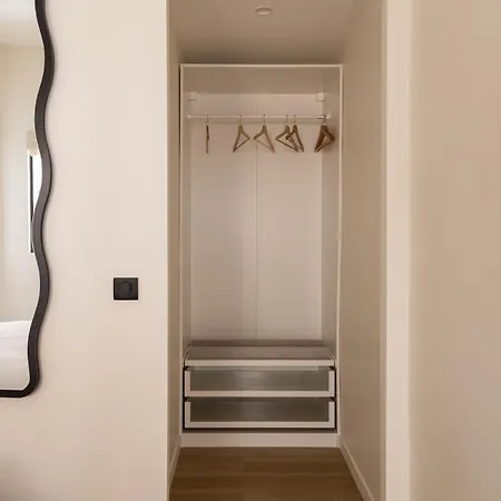 Lasuite Magenta Apartment